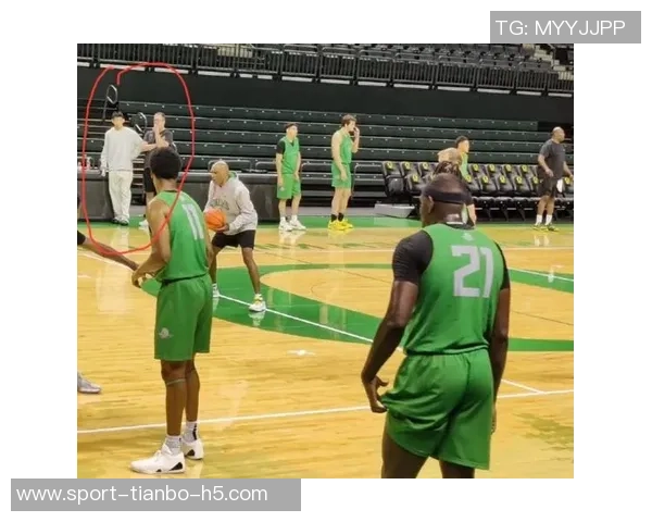 林葳在俄勒冈大学积极训练与队友们共同参与团建活动展现团队精神